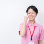 ガッツポーズする介護士の女性