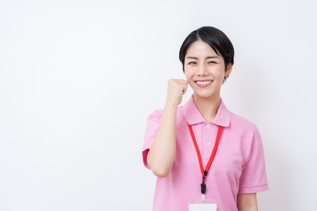 ガッツポーズする介護士の女性