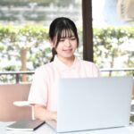 パソコン操作をする女性スタッフ