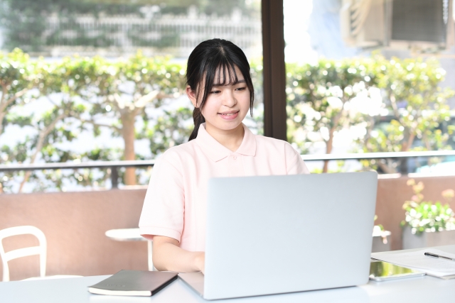 パソコン操作をする女性スタッフ