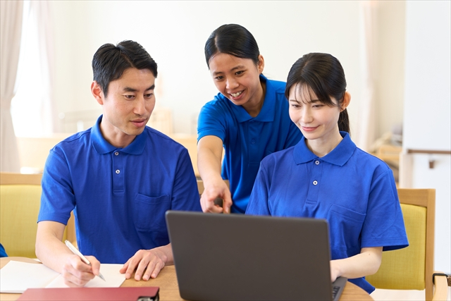 介護施設で研修をするスタッフ