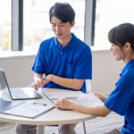 男女の介護士の打合せ