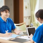 話し合う介護士