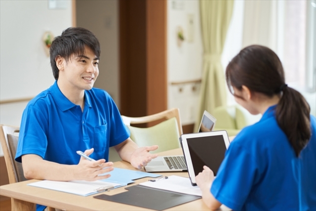 話し合う介護士